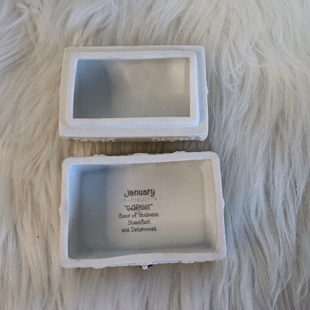 Precious Moments Collection Vintage Charming White Trinket Box with Heart Accent - Picture 4 of 9